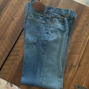 LUCKY BRAND 221 straight 
31/30